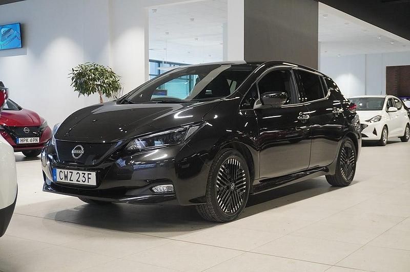 Svart Begagnad 2022 Nissan Leaf N-Connecta Halvkombi | 174 900 kr (Marknadspris) - Bild 1/4