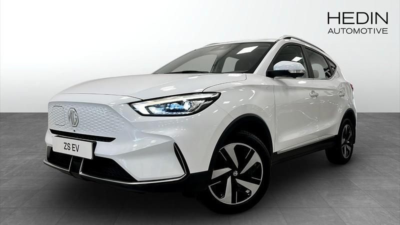 Vit (white) Begagnad 2022 MG ZS Luxury Sedan | 249 900 kr (Bra pris) - Bild 1/4