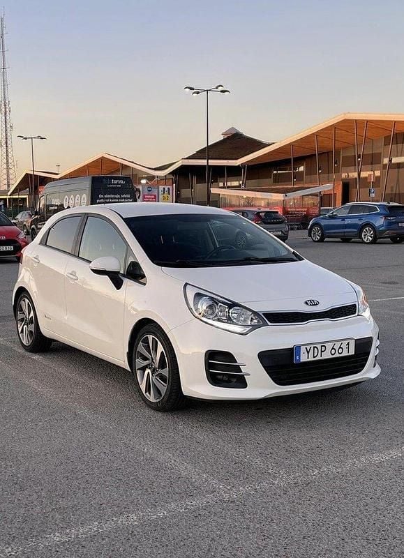 Vit Begagnad 2016 Kia Rio Halvkombi | 85 000 kr (Bra pris) - Bild 1/4