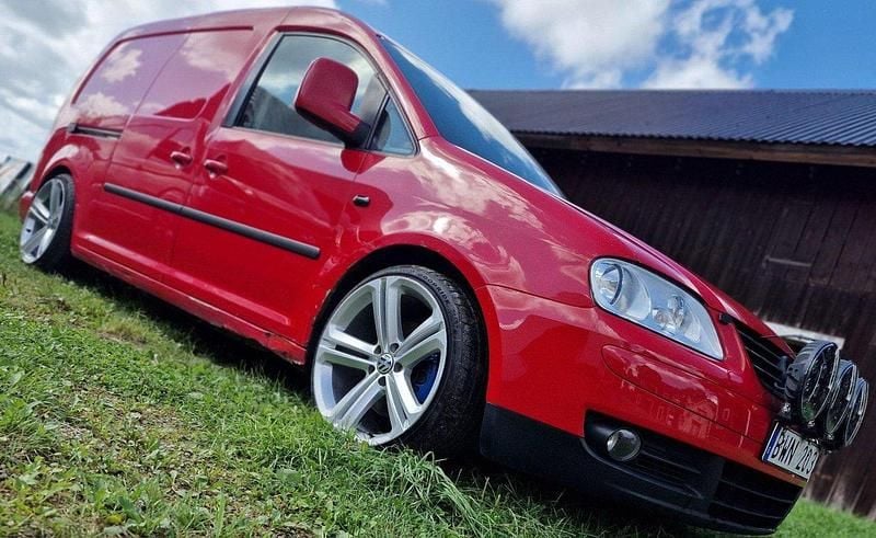 Röd Begagnad 2008 VW Caddy Maxi Minibuss | 44 900 kr (Marknadspris) - Bild 1/4
