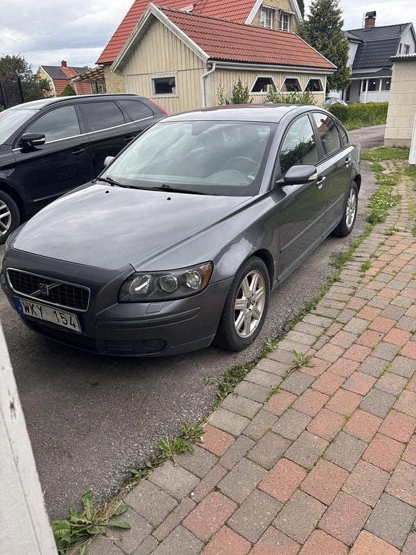 Grå Begagnad 2005 Volvo S40 Kinetic Sedan | 19 000 kr (Superpris) - Bild 1/4