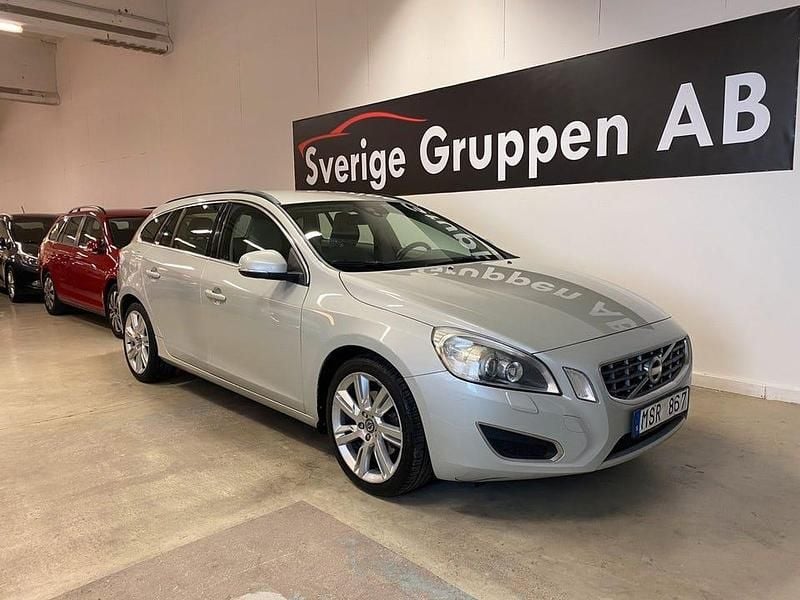 Vit Begagnad 2012 Volvo V60 Momentum Kombi | 59 900 kr (Marknadspris) - Bild 1/4