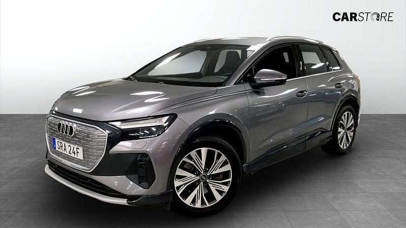 Grå Begagnad 2023 Audi Q4 e-tron Comfort SUV | 299 900 kr (Marknadspris) - Bild 1/4