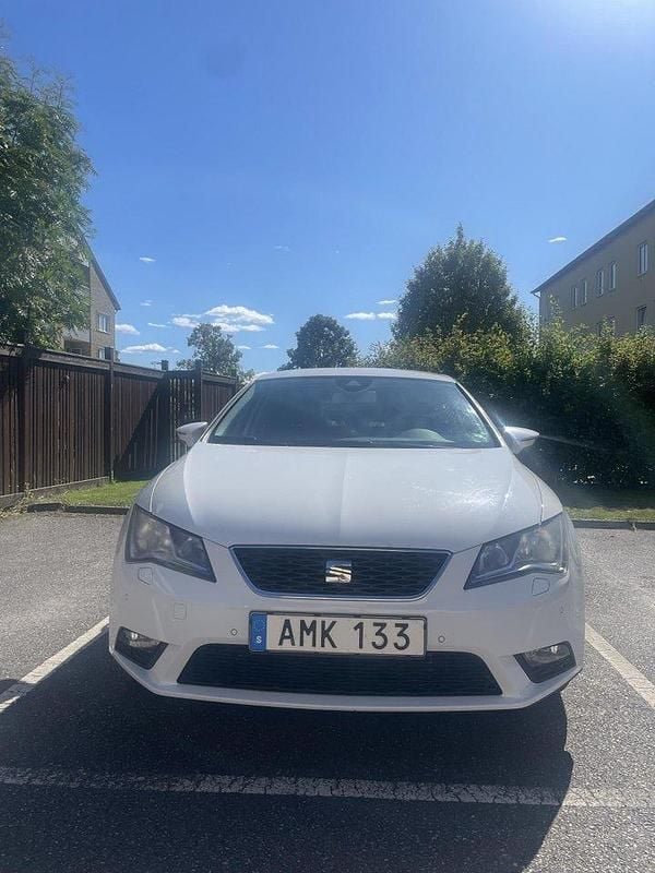 Vit Begagnad 2015 Seat Leon Style Halvkombi | 79 500 kr (Bra pris) - Bild 1/4