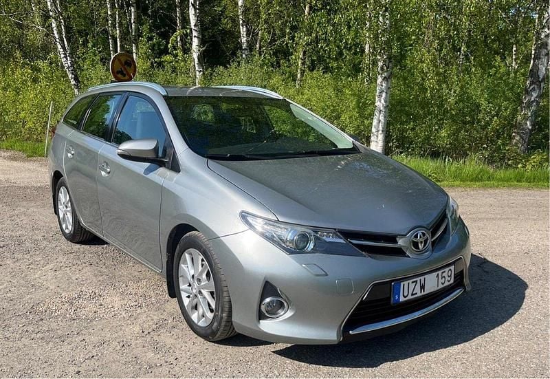 Grå Begagnad 2014 Toyota Auris Touring Sports Active Kombi | 97 000 kr (Marknadspris) - Bild 1/4