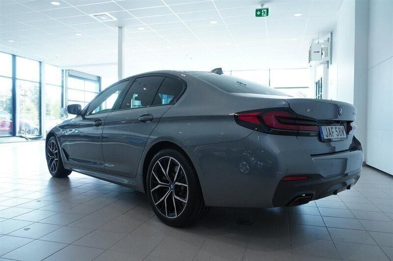 Begagnad BMW 545e M Sport 394 HK (289 kW) 2023 Grå/silver Sedan