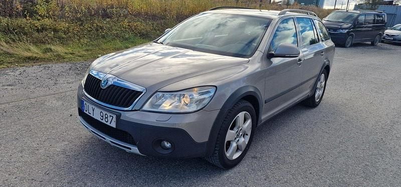 Brun Begagnad 2011 Skoda Octavia Scout Kombi | 35 000 kr (Bra pris) - Bild 1/4