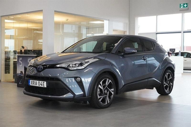 Grå Begagnad 2022 Toyota C-HR+ Edition SUV | 269 900 kr (Marknadspris) - Bild 1/4