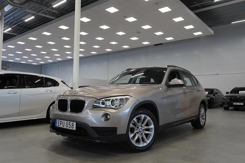 Silver Begagnad 2015 BMW X1 Sport Line SUV | 164 900 kr (Bra pris) - Bild 1/4
