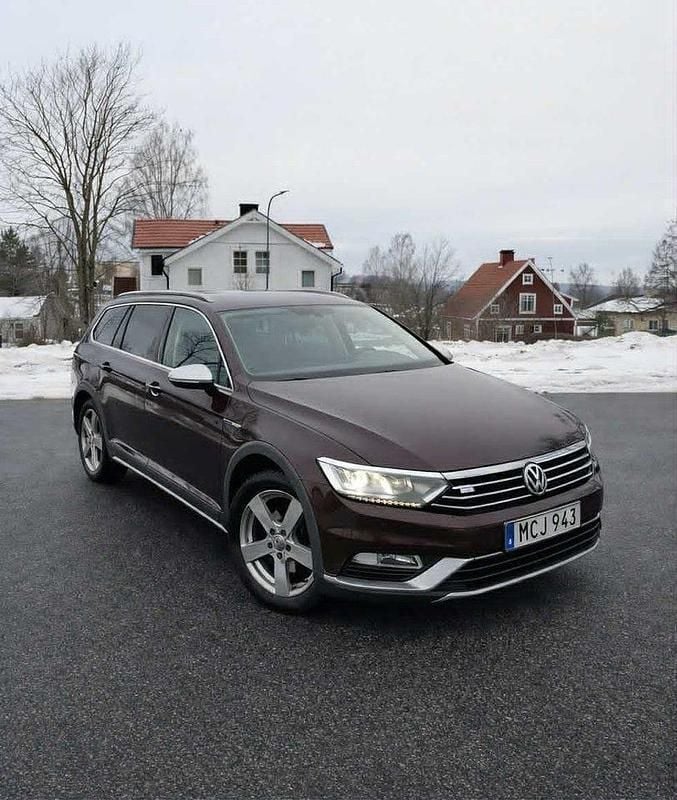 Mörkröd Begagnad 2015 VW Passat Alltrack Kombi | 167 000 kr (Marknadspris) - Bild 1/4
