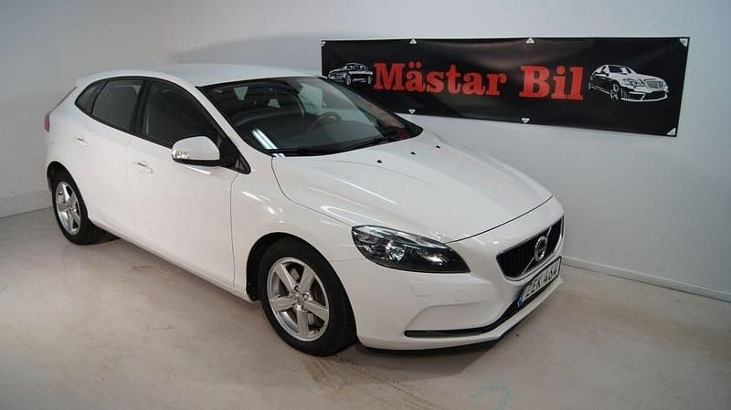 Vit Begagnad 2018 Volvo V40 Kombi | 179 000 kr (Bra pris) - Bild 1/4