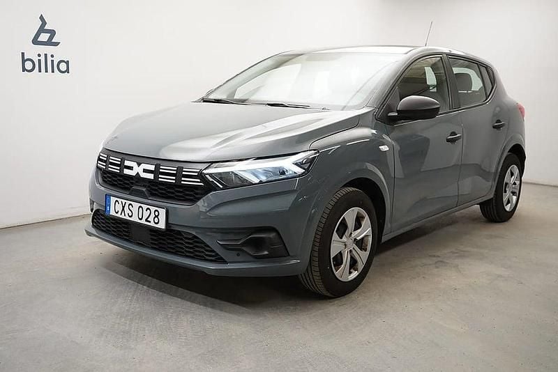Grå Begagnad 2022 Dacia Sandero Essentiel Halvkombi | 129 900 kr (Marknadspris) - Bild 1/4