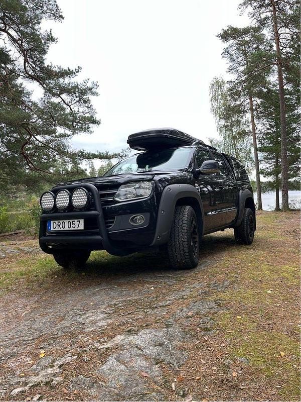 Svart Begagnad 2016 VW Amarok Highline Pickup | 200 000 kr (Marknadspris) - Bild 1/4
