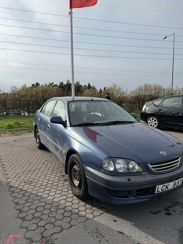 Begagnad 1999 Toyota Avensis Sedan | 21 000 kr (Bra pris) - Bild 1/3