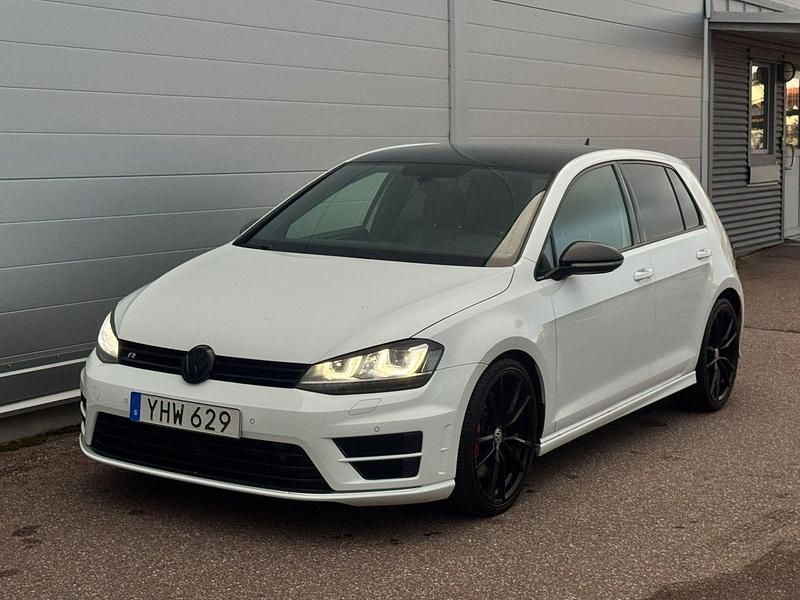 Begagnad 2017 VW Golf VII R Halvkombi | 239 000 kr (Lite dyr) - Bild 1/4