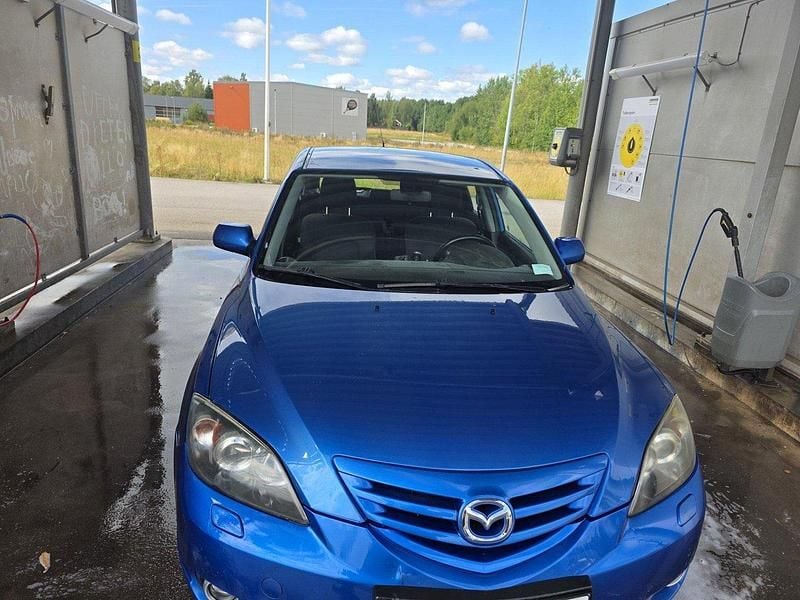 Blå Begagnad 2004 Mazda 3 Inclusive Halvkombi | 25 000 kr (Marknadspris) - Bild 1/4
