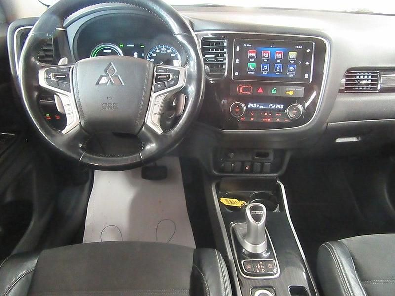 Begagnad Mitsubishi Outlander P-HEV 121 HK (88 kW) 2017 Vit SUV