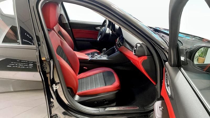 Begagnad Alfa Romeo Giulia Super 201 HK (147 kW) 2019 Svart Sedan