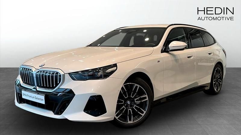 Vit (white) Begagnad 2025 BMW 520 M Sport Kombi | 588 700 kr (Dyr) - Bild 1/4