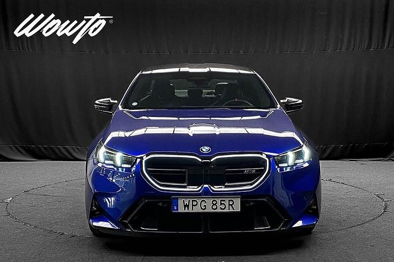 Begagnad BMW M5 Comfort Edition 727 HK (534 kW) 2024 Blå (marina bay blå metallic) Sedan