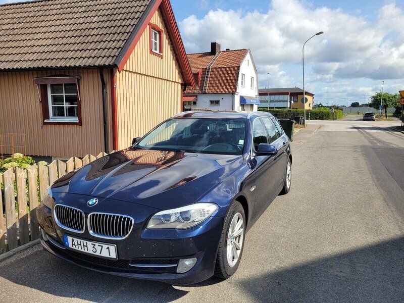 Blå Begagnad 2011 BMW 520 Kombi | 90 000 kr (Marknadspris) - Bild 1/4