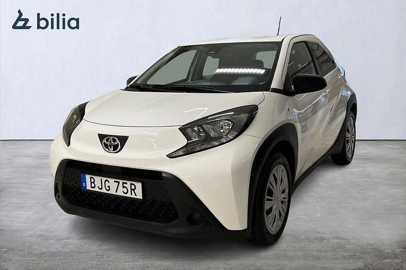 Vit Begagnad 2022 Toyota Aygo X Play SUV | 159 900 kr (Marknadspris) - Bild 1/4