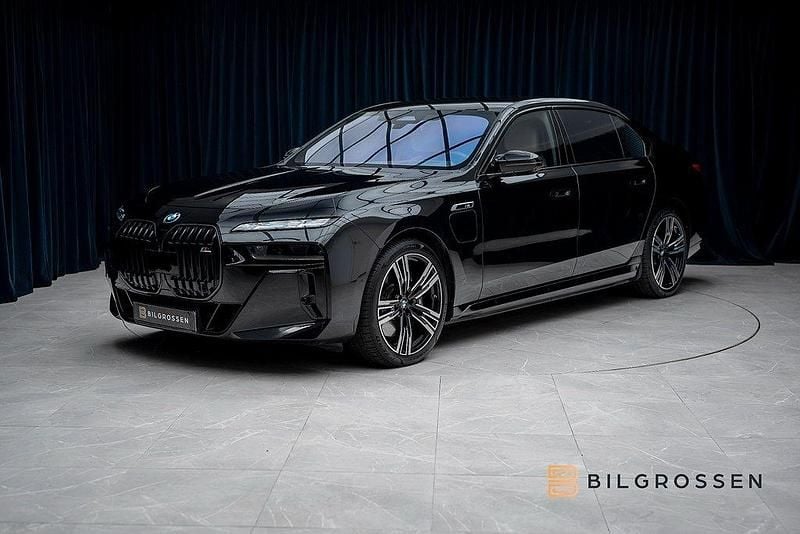 Svart Begagnad 2024 BMW M760 Executive Sedan | 1 399 900 kr - Bild 1/4