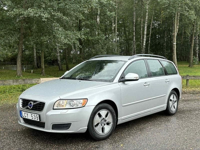 Grå Begagnad 2011 Volvo V50 Kinetic Kombi | 39 900 kr (Bra pris) - Bild 1/4