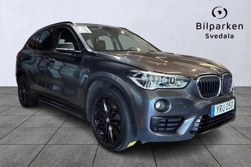 Grå Begagnad 2018 BMW X1 Sport Line SUV | 209 900 kr (Marknadspris) - Bild 1/4