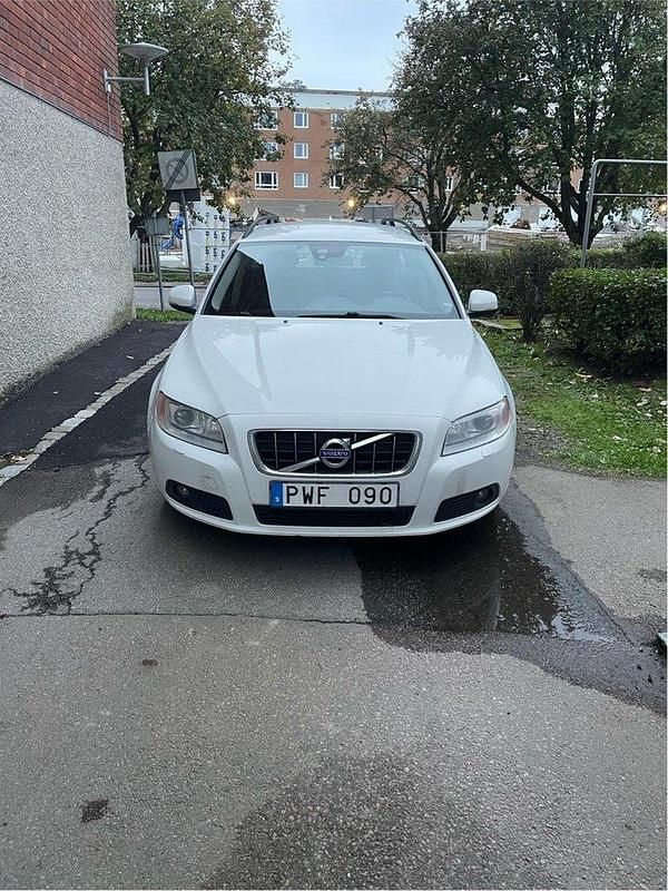 Vit Begagnad 2012 Volvo V70 Momentum Kombi | 72 900 kr (Bra pris) - Bild 1/4