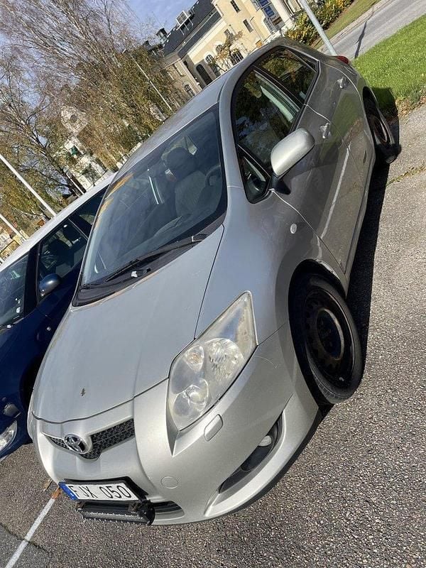 Silver Begagnad 2007 Toyota Auris Halvkombi | 32 900 kr (Marknadspris) - Bild 1/4