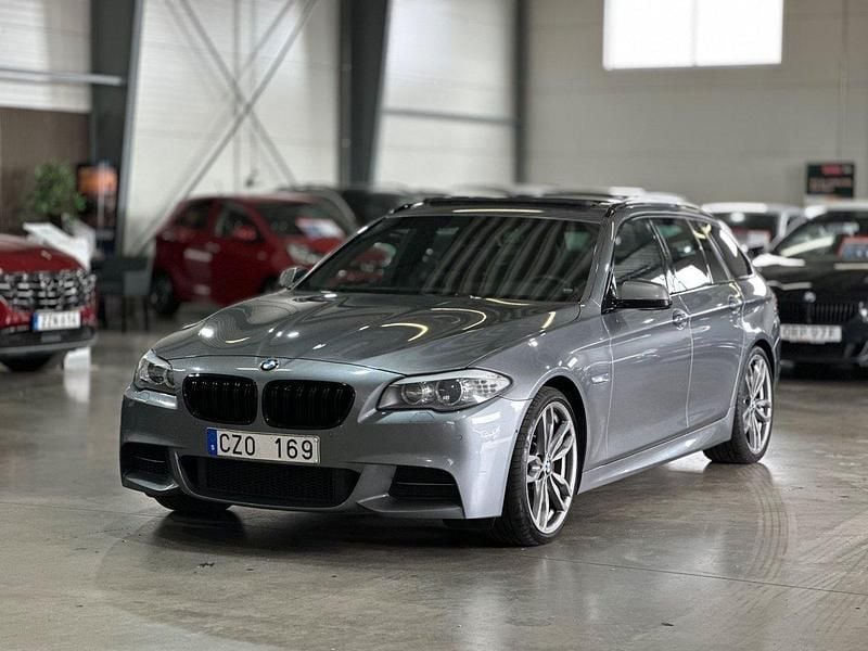 Grå Begagnad 2012 BMW M550 M Sport Sedan | 189 900 kr (Lite dyr) - Bild 1/4