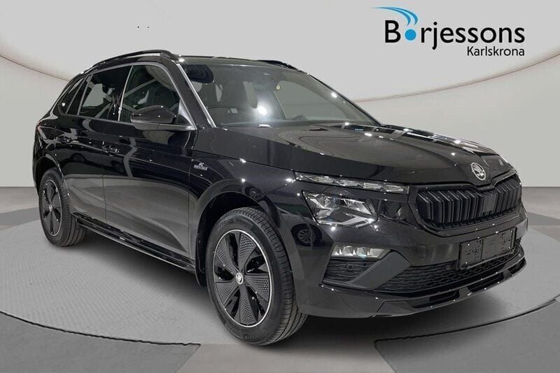 Svart Ny 2024 Skoda Kamiq Monte Carlo SUV | 309 000 kr (Marknadspris) - Bild 1/4