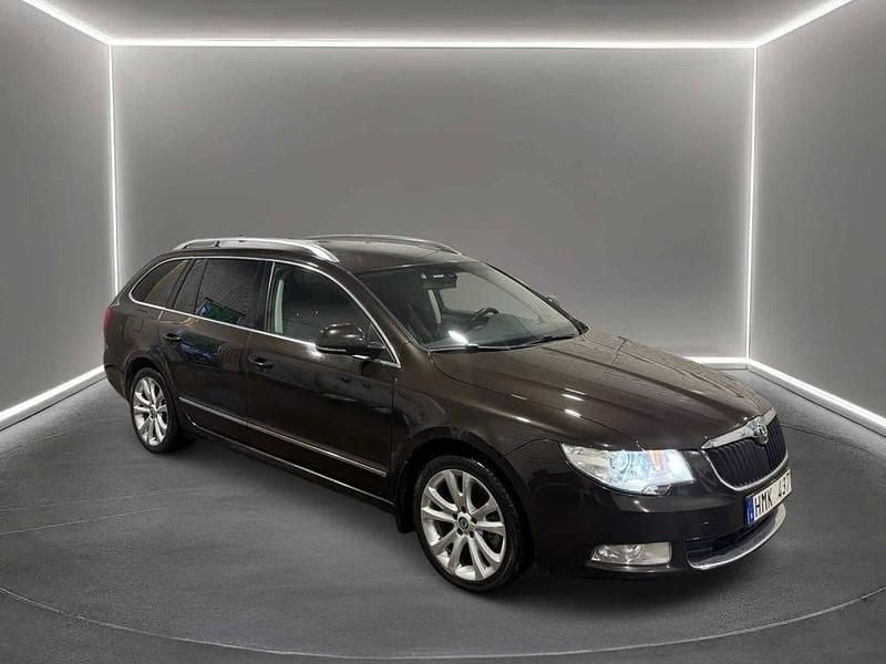 Brun Begagnad 2013 Skoda Superb Ambition Kombi | 79 900 kr (Bra pris) - Bild 1/4
