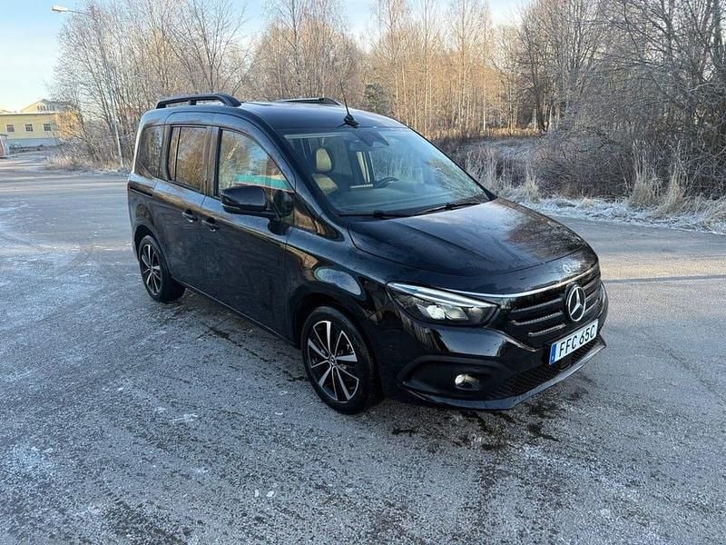 Svart Begagnad 2024 Mercedes EQT200 Minibuss | 245 000 kr - Bild 1/4