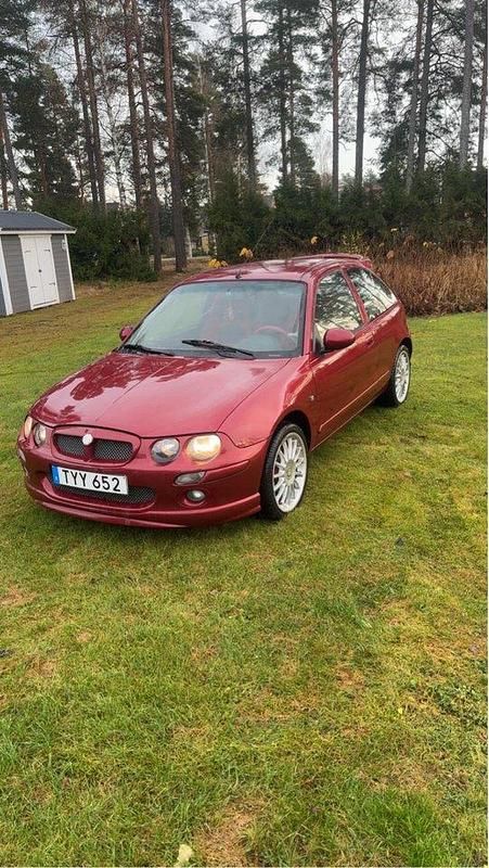 Röd Begagnad 2004 MG ZR Halvkombi | 35 000 kr - Bild 1/4
