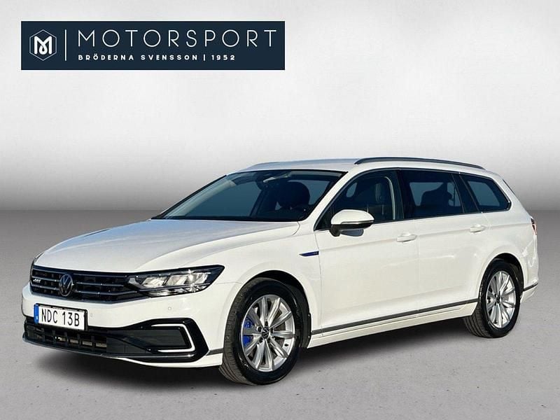 Vit Begagnad 2021 VW Passat GTE Kombi | 264 900 kr (Marknadspris) - Bild 1/3