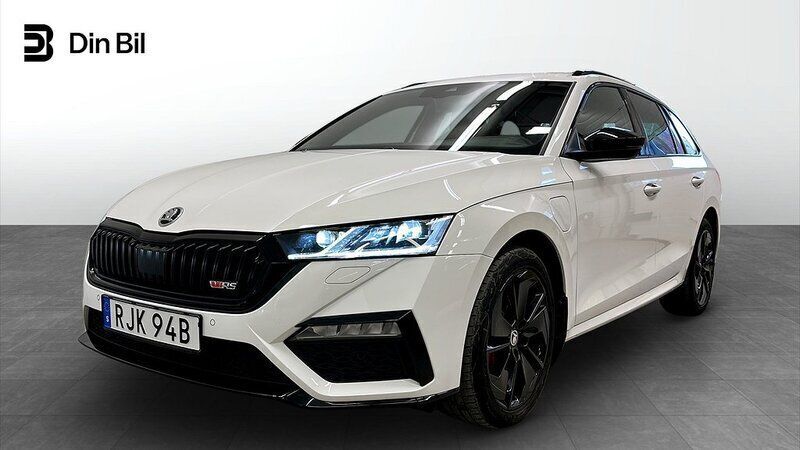 Vit Begagnad 2023 Skoda Octavia RS Kombi | 385 000 kr (Marknadspris) - Bild 1/4