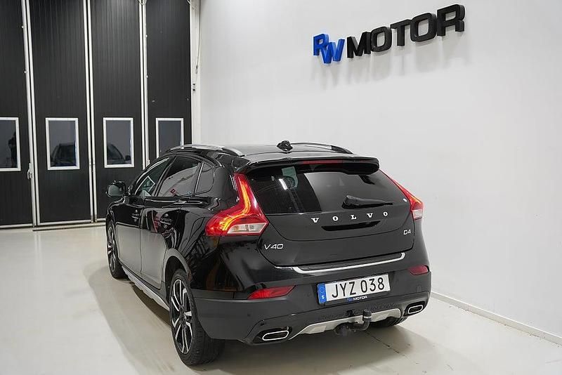 Begagnad Volvo V40 Summum 190 HK (139 kW) 2016 Svart Halvkombi
