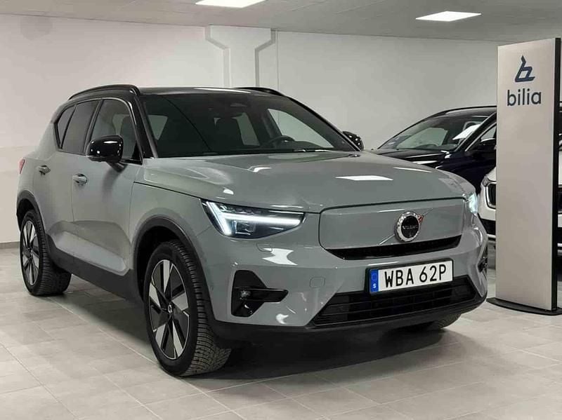 Grå Begagnad 2024 Volvo XC40 Single Motor Extended Range SUV | 439 900 kr (Marknadspris) - Bild 1/1