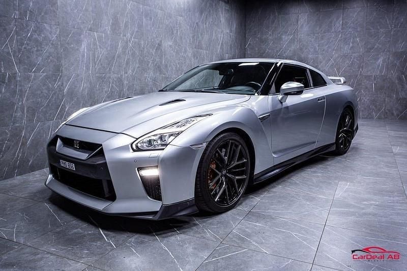 Begagnad Nissan GT-R GT 570 HK (419 kW) 2018 Silver Sportkupé
