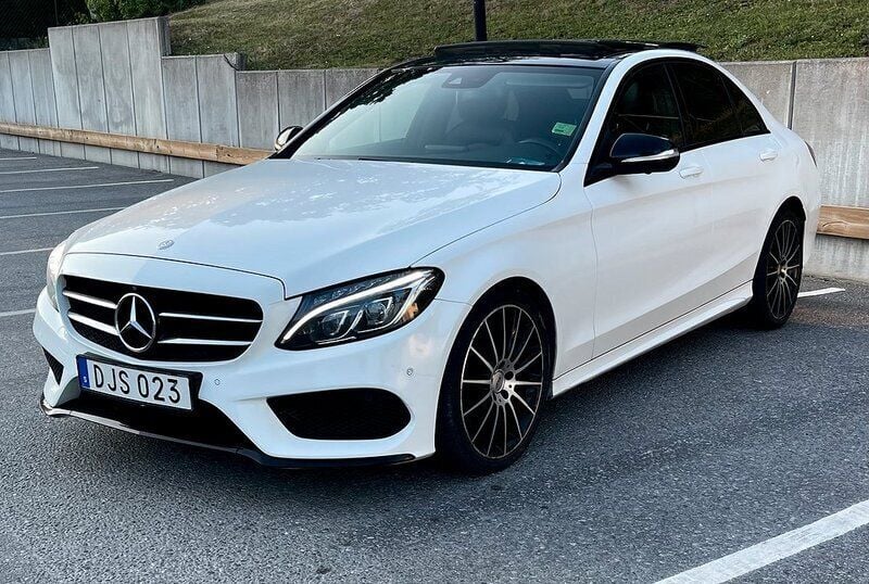Vit Begagnad 2015 Mercedes C250 AMG Sedan | 239 990 kr (Lite dyr) - Bild 1/4