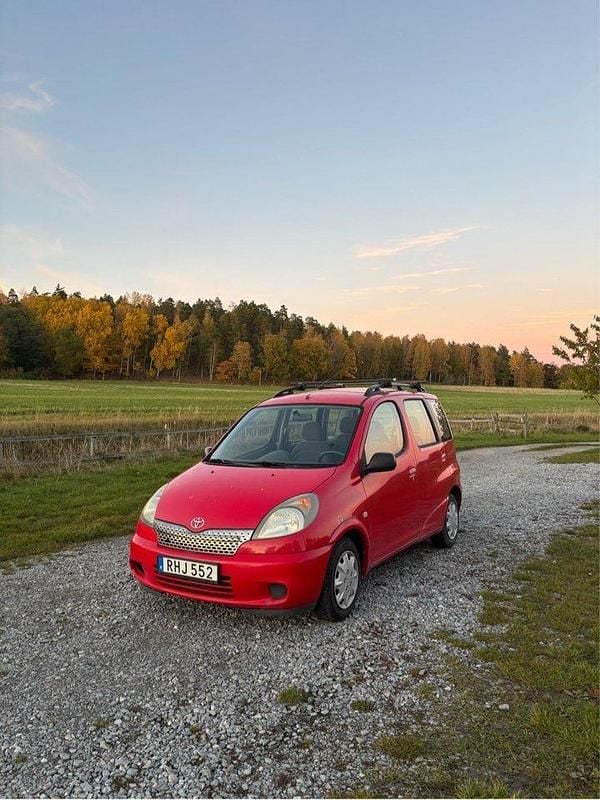 Röd Begagnad 2000 Toyota Yaris Verso Minibuss | 20 000 kr (Bra pris) - Bild 1/4