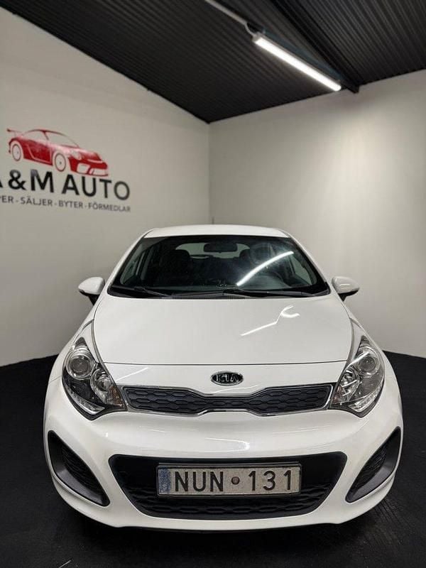 Begagnad Kia Rio 84 HK (61 kW) 2013 Vit Halvkombi