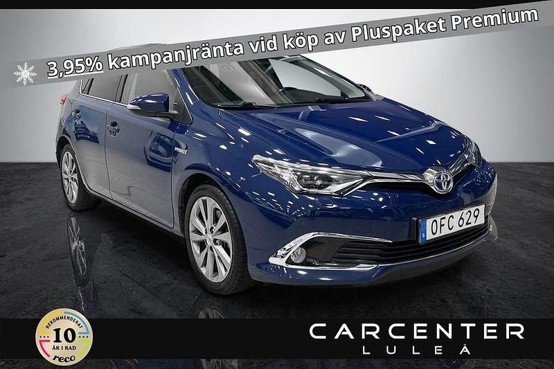 Mörkblå Begagnad 2016 Toyota Auris Hybrid Executive Halvkombi | 159 900 kr (Marknadspris) - Bild 1/3
