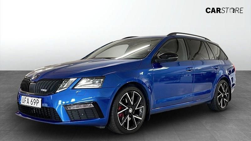 Blå (blue) Begagnad 2019 Skoda Octavia RS Kombi | 204 900 kr (Marknadspris) - Bild 1/4