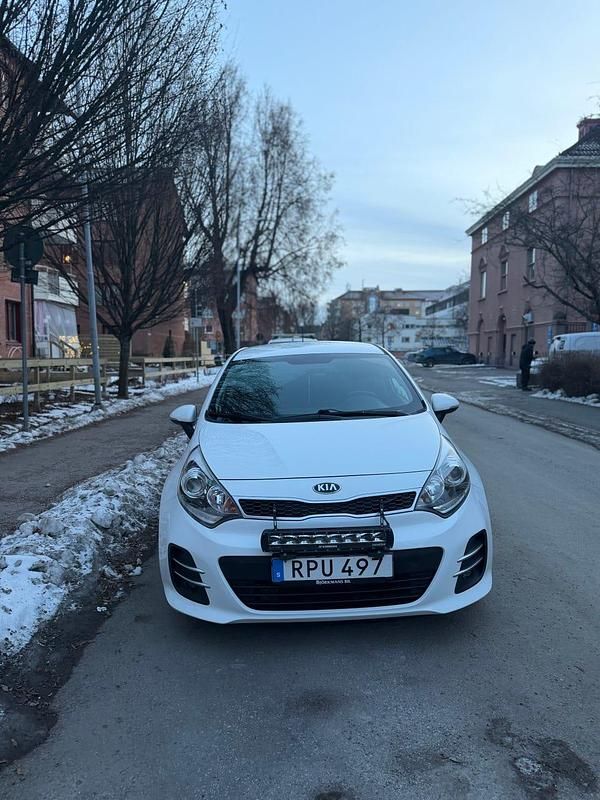 Begagnad Kia Rio 84 HK (61 kW) 2015 Vit