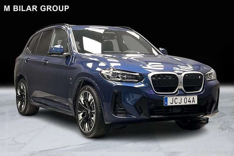 Blå Begagnad 2024 BMW iX3 Impressive SUV | 609 000 kr (Marknadspris) - Bild 1/4
