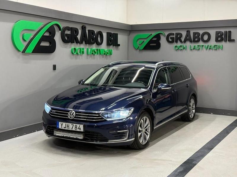 Blå Begagnad 2017 VW Passat GTE Kombi | 159 900 kr (Lite dyr) - Bild 1/4