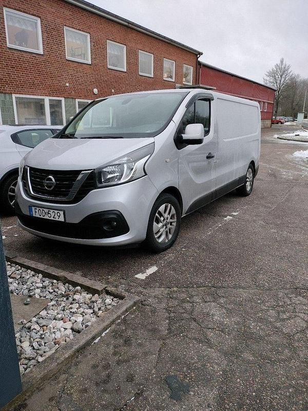 Silver Begagnad 2017 Nissan NV300 Van | 109 000 kr (Marknadspris) - Bild 1/4